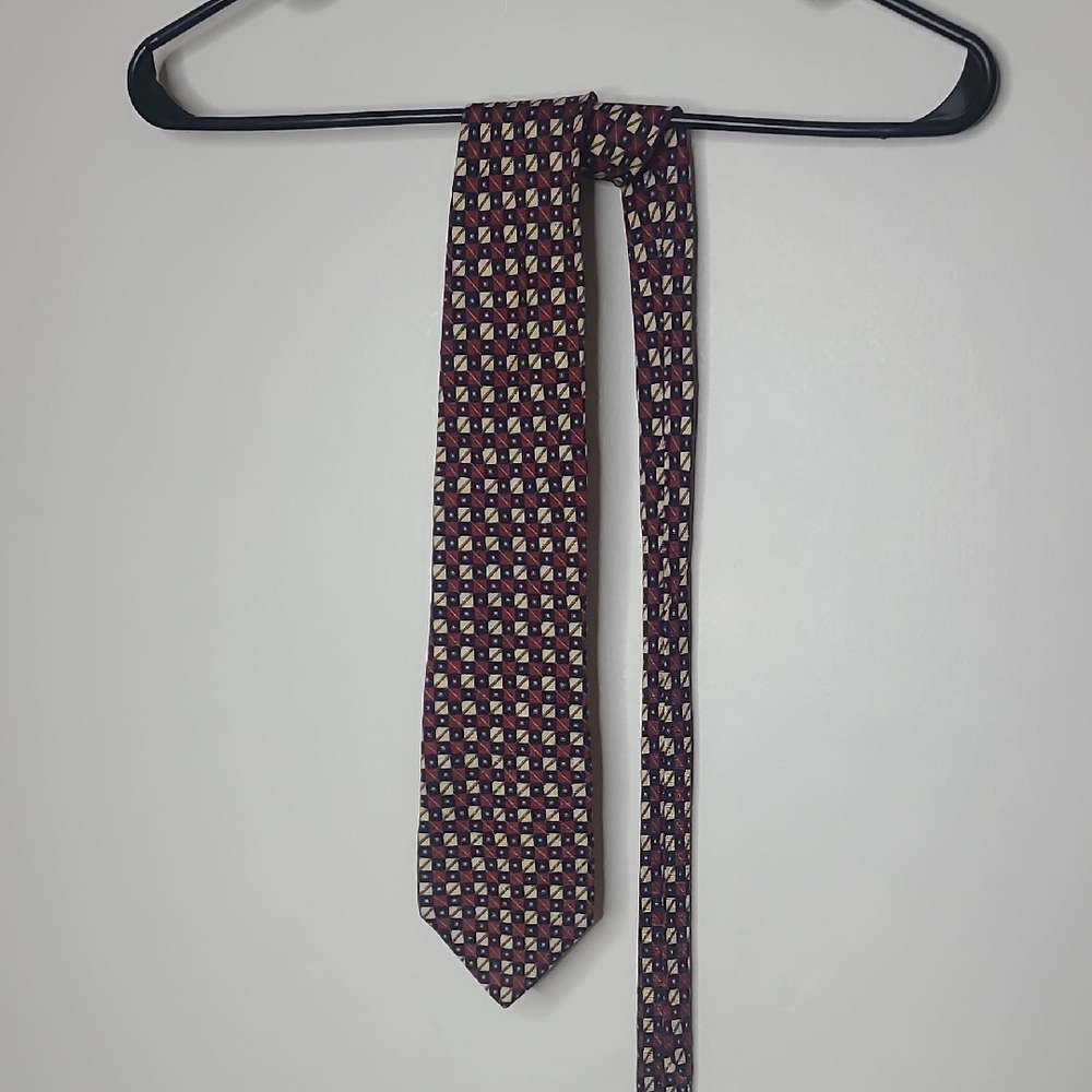Stylish Geometric Patterned Tie in Red and Black